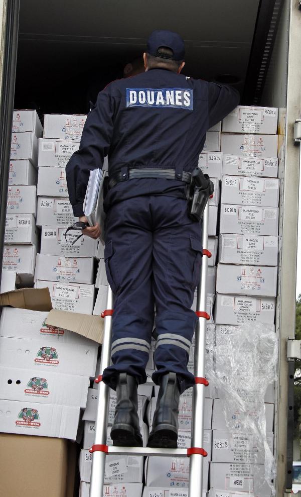 警察檢查過往貨車