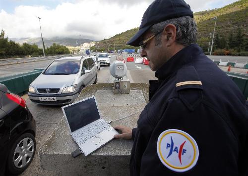 警察檢查客車乘客身份