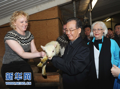 溫家寶考察冰島赫利舍迪地?zé)犭娬? style=