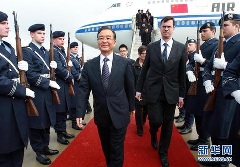 溫家寶抵達(dá)德國漢諾威出席漢諾威工業(yè)博覽會(huì)