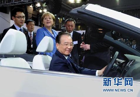 溫家寶視察漢諾威工業(yè)博覽會中德展館并參觀大眾汽車公司