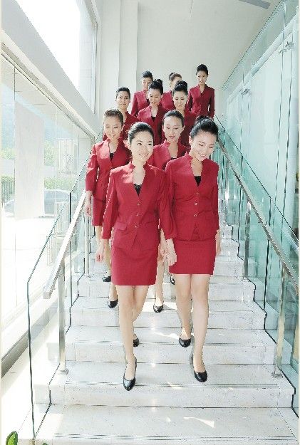 “夏季達(dá)沃斯”禮儀志愿者造型出爐(組圖)