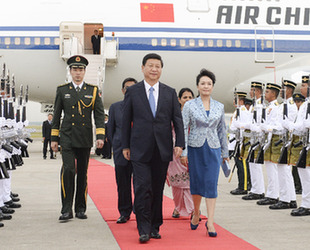 習近平攜夫人抵達吉隆坡