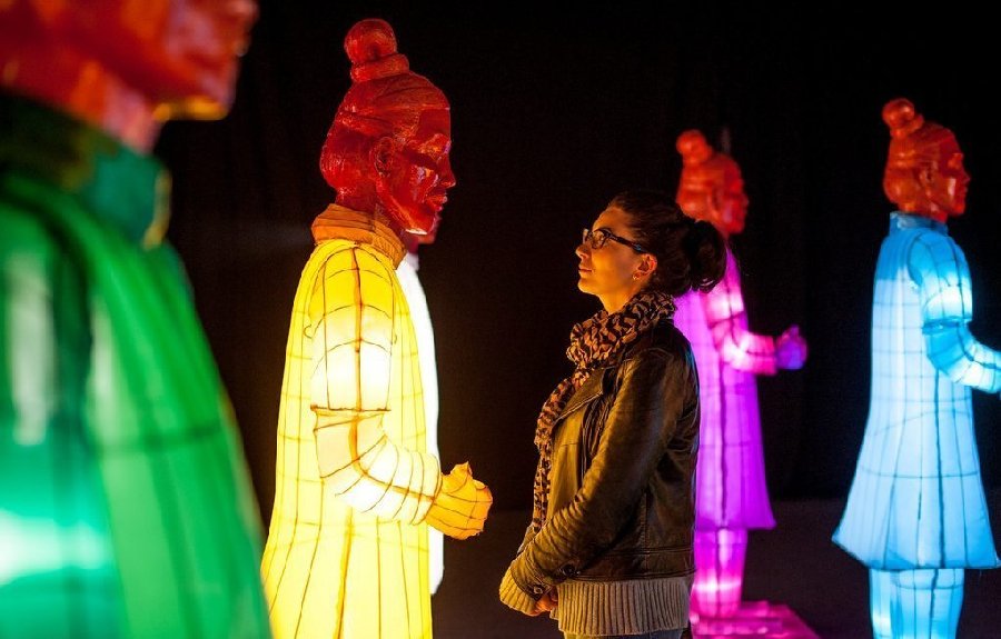 兵馬俑著燈籠衣空降英國 展中國傳統藝術魅力