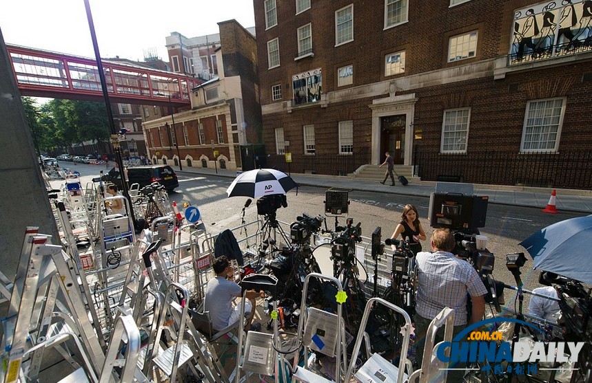 醫院外苦等凱特寶寶降生 各國記者無聊打毛衣看小說