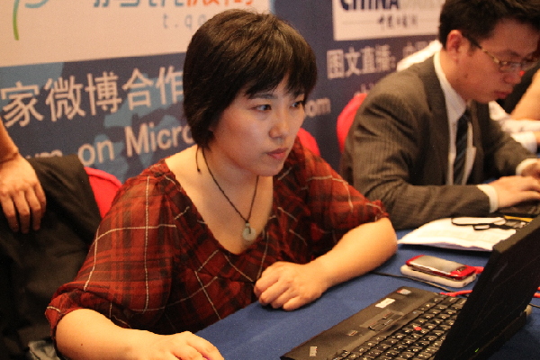 媒體工作人員緊張直播中