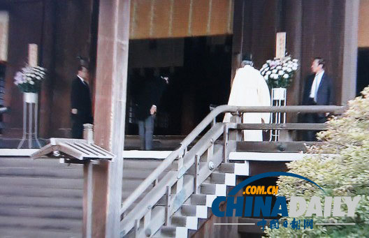 安倍晉三在神職人員引領下參拜靖國神社