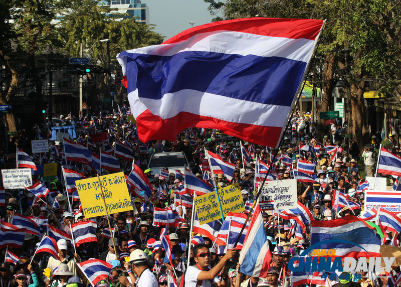 泰民眾燭光祈禱和平解決沖突 13日封鎖如期進(jìn)行