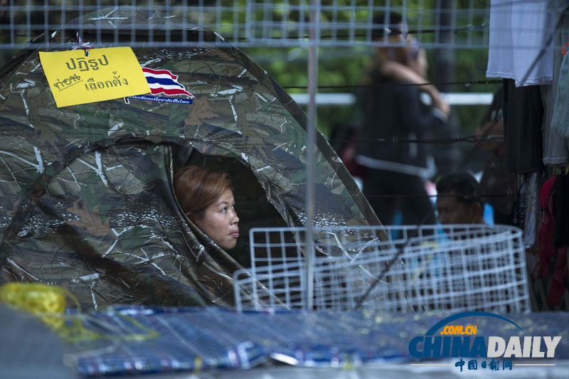 泰國(guó)“封城”第三日槍聲響起 至少2名抗議者受傷