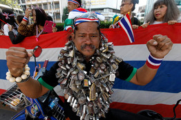 美媒:泰政客迷信超自然力示威者戴護身符防身 美媒:泰政客迷信超自然力