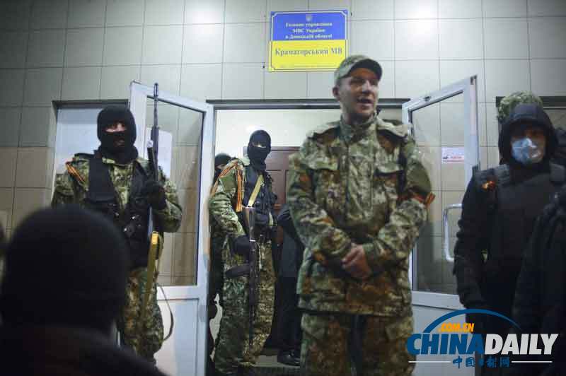 親俄羅斯武裝人員開火沖擊烏克蘭警察局