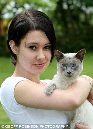 英國調皮小貓頭卡輪胎 消防員用切割機救其脫險