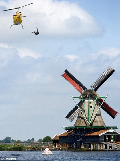 挑戰(zhàn)極限準(zhǔn)備大賽 哥倫比亞運(yùn)動(dòng)員從30米高空跳水