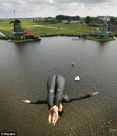 挑戰(zhàn)極限準(zhǔn)備大賽 哥倫比亞運(yùn)動(dòng)員從30米高空跳水