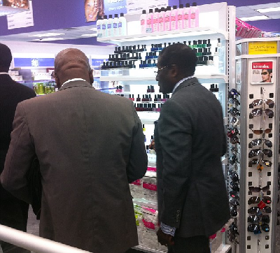 86歲穆加貝親臨紐約化妝品店 疑為夫人買彩妝