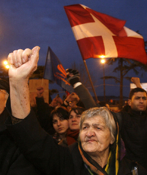 格魯吉亞數(shù)萬人示威要總統(tǒng)下臺 設(shè)10日下午最后期限