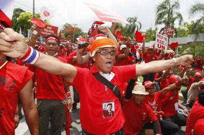 阿披實(shí)宣布全國(guó)放假 2000紅衫軍圍攻東盟峰會(huì)舉辦地