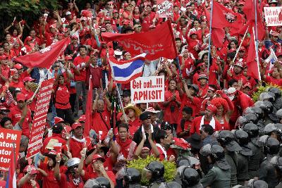 軍隊(duì)開進(jìn)曼谷執(zhí)行緊急令 逮捕紅衫軍領(lǐng)袖阿披實(shí)遭襲