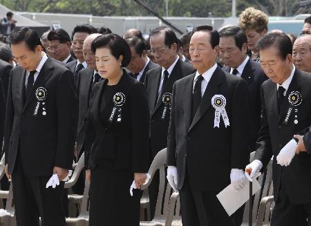 盧武鉉葬禮隆重數十萬人送行 李明博獻花遭高聲抗議