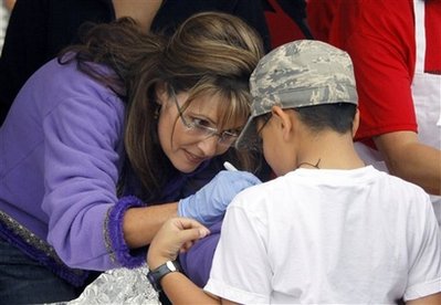 佩林離任歡送會上受追捧 民意支持率卻創新低