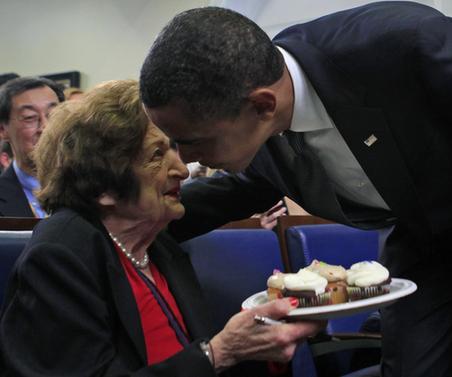 奧巴馬白宮慶生不忘推銷醫(yī)改 加勒比島國(guó)命名最高峰為“奧巴馬”