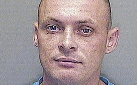 英疑犯嫌通緝照片難看 警車旁留影發(fā)給報社