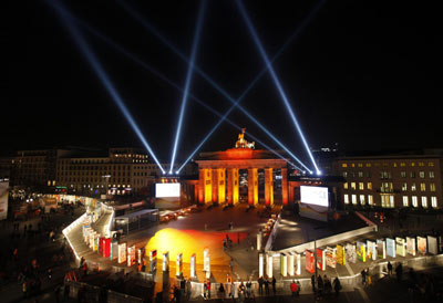 圖：巨型多米諾模型紀念柏林墻坍塌20周年