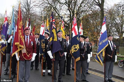 佩戴17枚勛章參加游行 “英國功臣”被揭冒牌還遭通緝