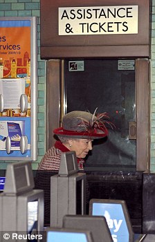 千萬英鎊座駕中途“罷工” 英女王改乘警車參加活動