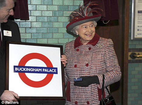 千萬英鎊座駕中途“罷工” 英女王改乘警車參加活動