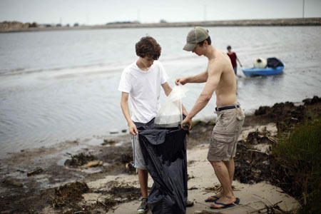 墨西哥灣“控油罩”行動失敗 焦油球涌上海岸