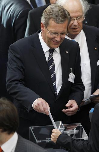 武爾夫當選德國新總統 執政聯盟“雖勝尤敗”