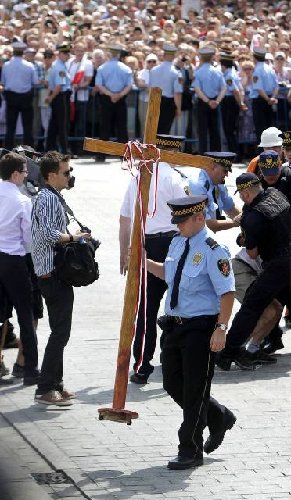 波蘭數百民眾抗議撤走紀念前總統十字架 與警察起沖突