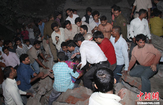 印度新德里一多層居民樓發(fā)生坍塌(組圖)