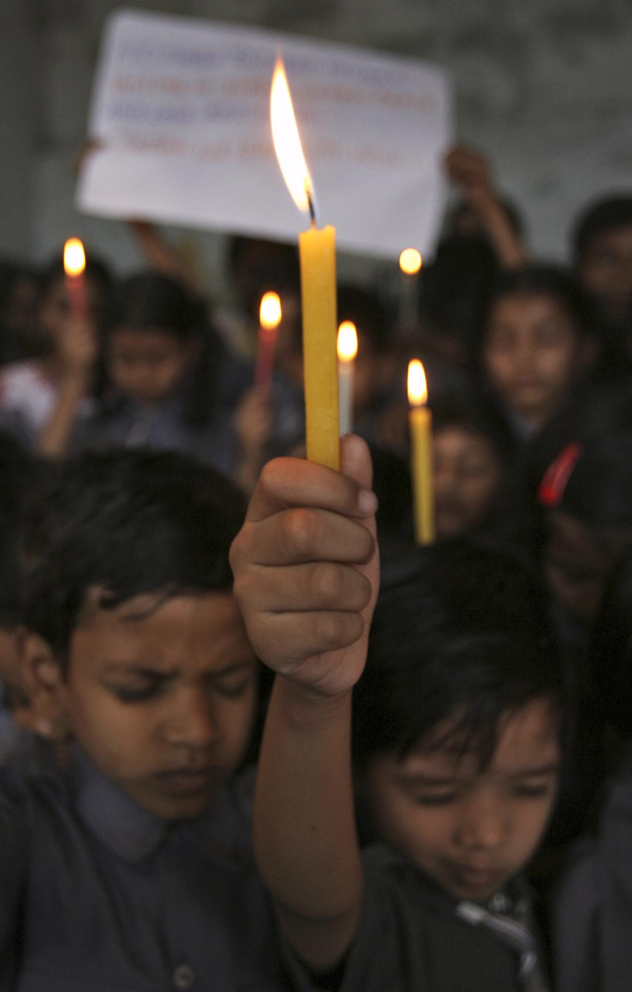 日本強(qiáng)震第四天圖集：搶購(gòu)限量商品 接受輻射檢查