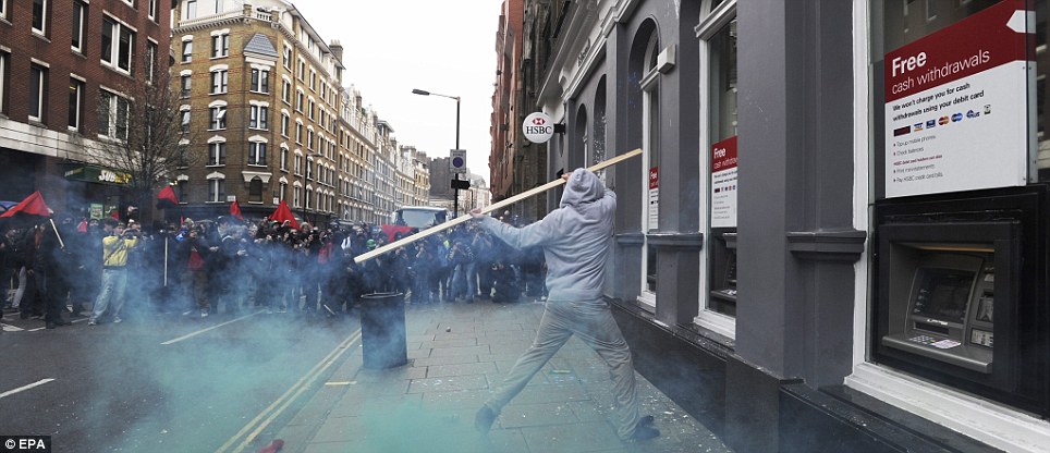 25萬民眾倫敦大游行抗議緊縮政策 200余鬧事者被捕