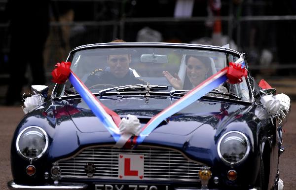組圖：英國威廉王子駕敞篷跑車載凱特兜風