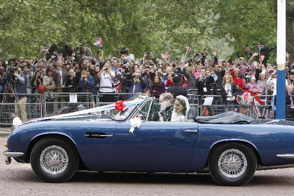 組圖：英國威廉王子駕敞篷跑車載凱特兜風