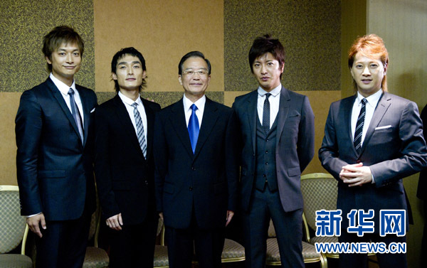 溫家寶與日本青年親切交流