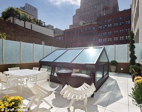 IMF前總裁請男清潔工打掃公寓 支陽傘防偷拍