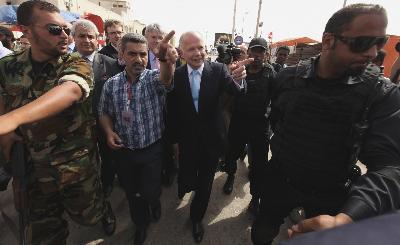 英外長突訪利比亞、“阿帕奇”參戰 俄警告地面戰風險