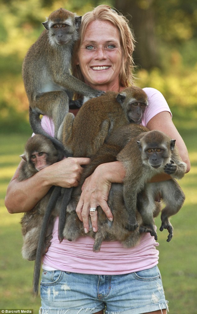 美國婦女自認“猴媽” 飼養5只獼猴形影不離甚至同睡