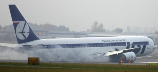 一架載231人客機波蘭迫降無傷亡 戰機護送(圖)