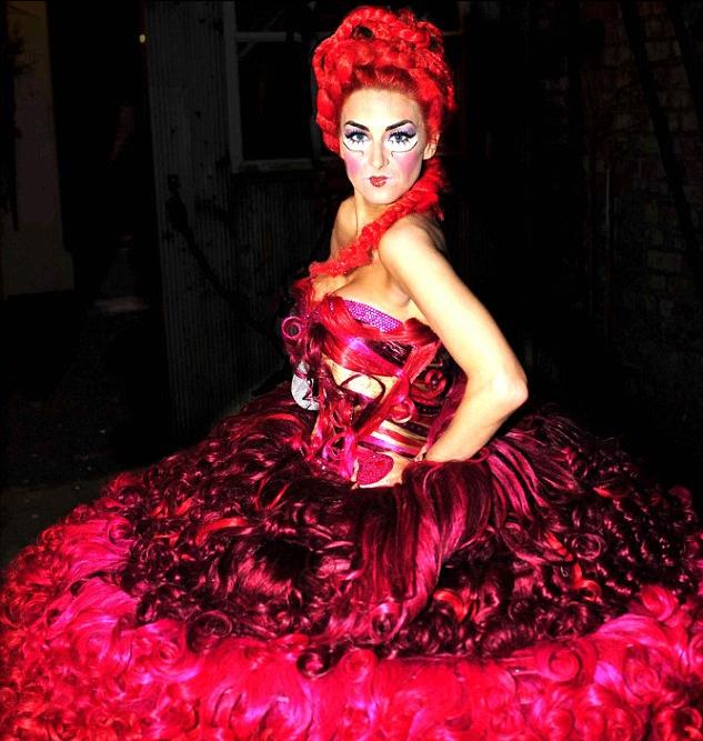 英設(shè)計(jì)師打造詭異“頭發(fā)婚紗” 欲請(qǐng)Lady Gaga試穿