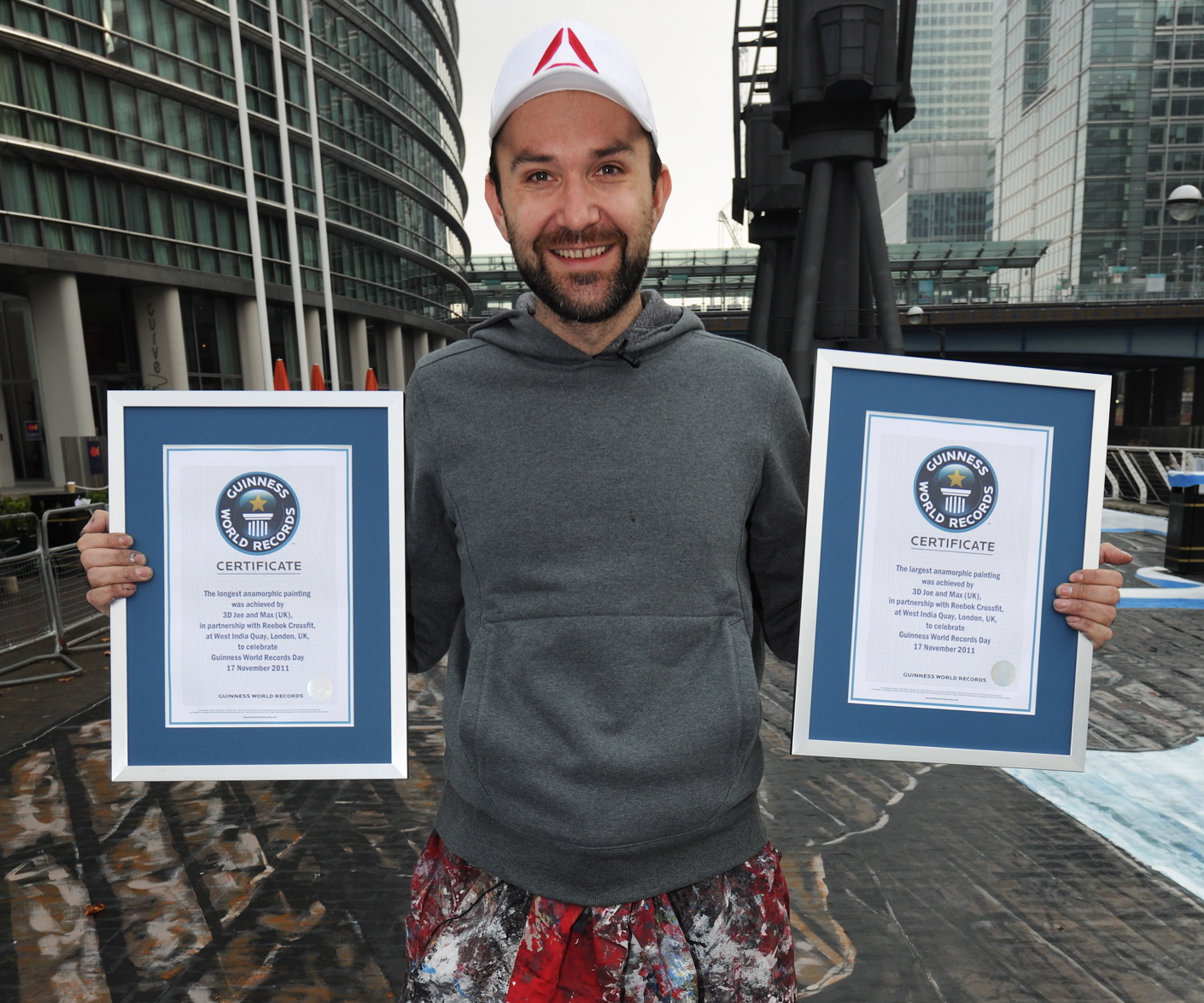 世界最大3D繪畫亮相倫敦街頭 可體驗(yàn)“懸崖”健身樂(lè)趣