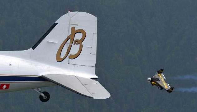 瑞士“鋼鐵俠”首次與客機(jī)齊飛7分鐘 時(shí)速高達(dá)200多公里