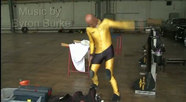 瑞士“鋼鐵俠”首次與客機齊飛7分鐘 時速高達200多公里