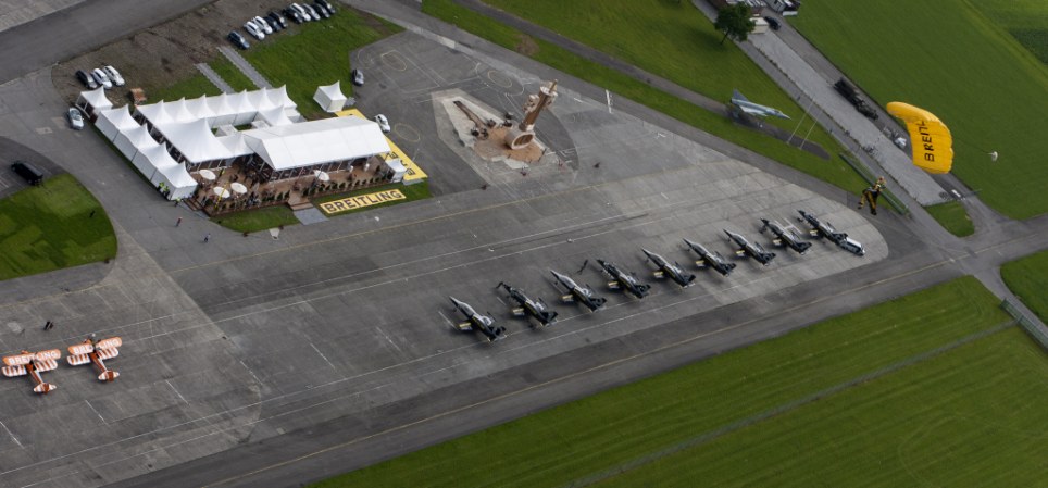 瑞士“鋼鐵俠”首次與客機(jī)齊飛7分鐘 時(shí)速高達(dá)200多公里