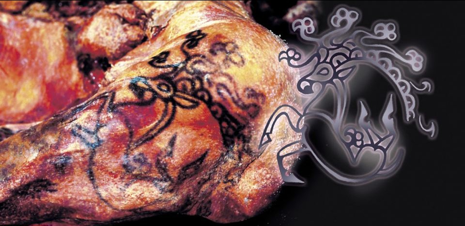 俄羅斯出土2500年前古尸 左肩文有復雜圖案或為“烏科克公主”