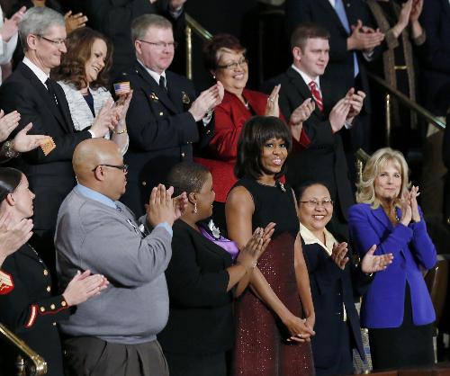米歇爾驚艷亮相國情咨文演講會場 奧巴馬飛吻妻子